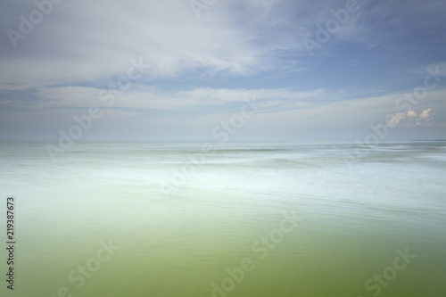 Morze Ba  tyckie  widok z zachmurzonym niebieskim niebem 
