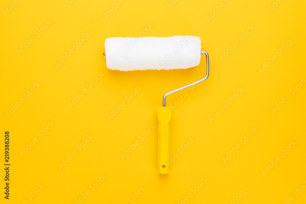 Obraz premium clean paint roller on the yellow background