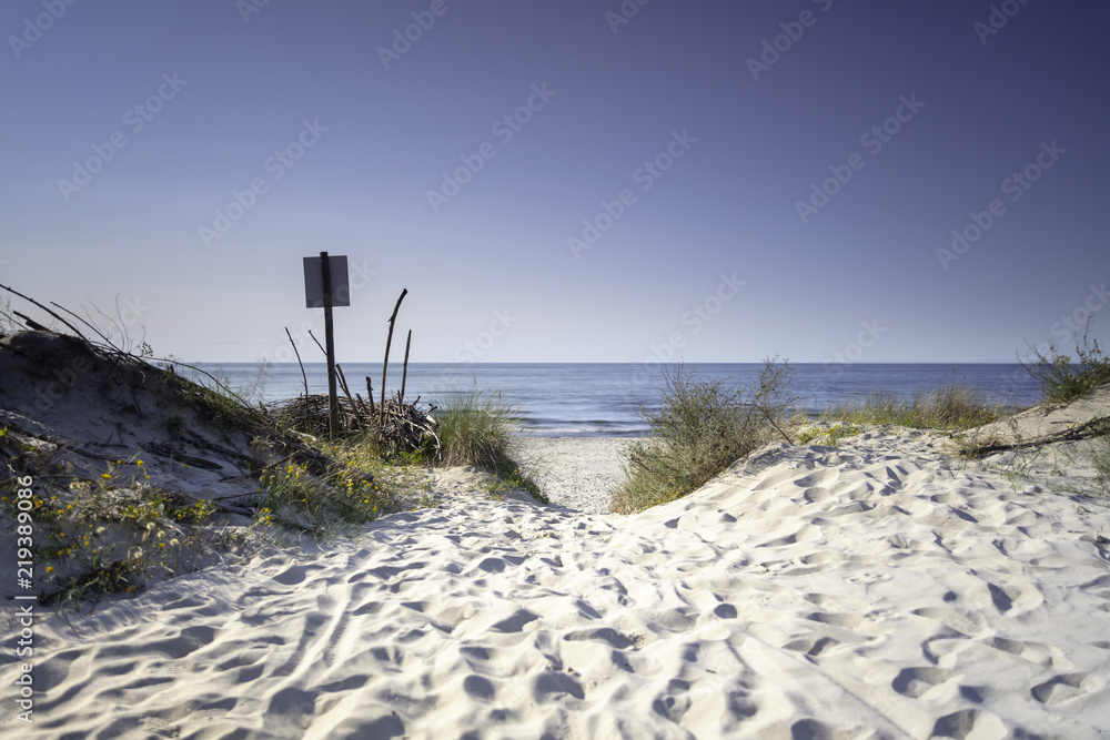Morze Bałtyckie, widok z niebieskim bezchmurnym niebem