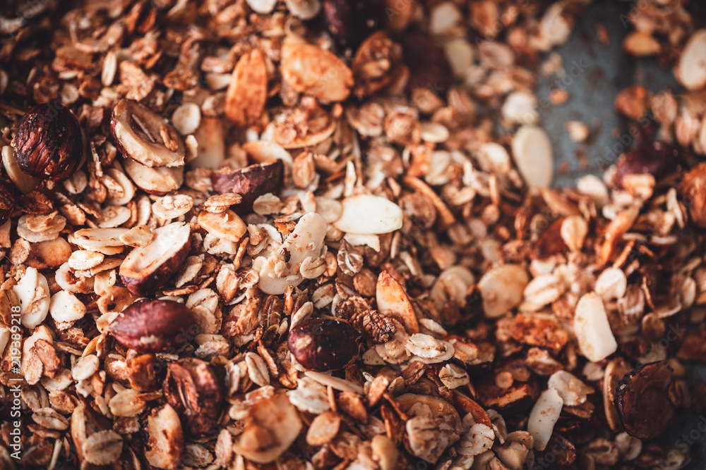 Granola ou Muesli fait Maison aux Flocon d'Avoine, Noisettes et Amande Granola ou Muesli fait Maison aux Flocon d'Avoine, Noisettes et Amande