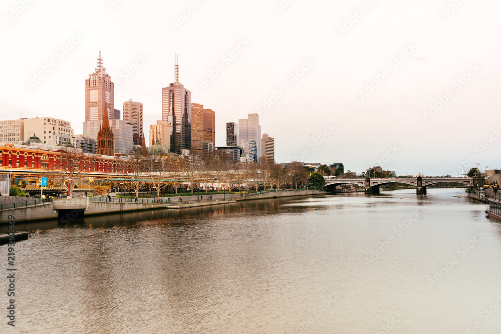 Obraz premium Melbourne, Australia - Aug 9, 2017: Yarra River toward Princess Bridge in Melbourne city.