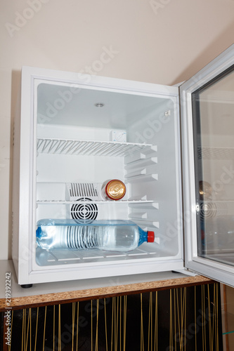 Canette et bouteille d'eau dans un mini réfrigérateur