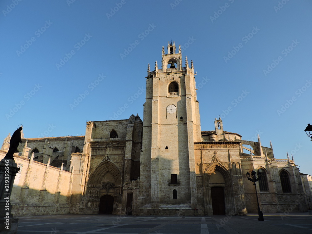 Fototapeta premium Monumental catedral de San Antolín en Palencia, La bella desconocida