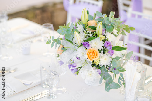 Fototapeta Naklejka Na Ścianę i Meble -  Beautiful fresh flowers table decoration in a restaurant for a special event