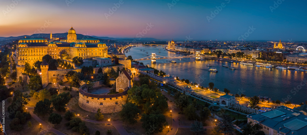 Obraz premium Budapest Hungary - Aerial panoramic skyline view of Budapest at blue hour with Buda Castle Royal Palace, Szechenyi Chain Bridge, Parliament, St.Stephen's Basilica and sightseeing boats on River Danube