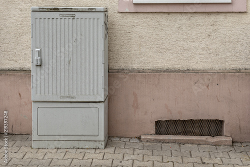 Photos Kabelverzweiger auf einem Gehweg