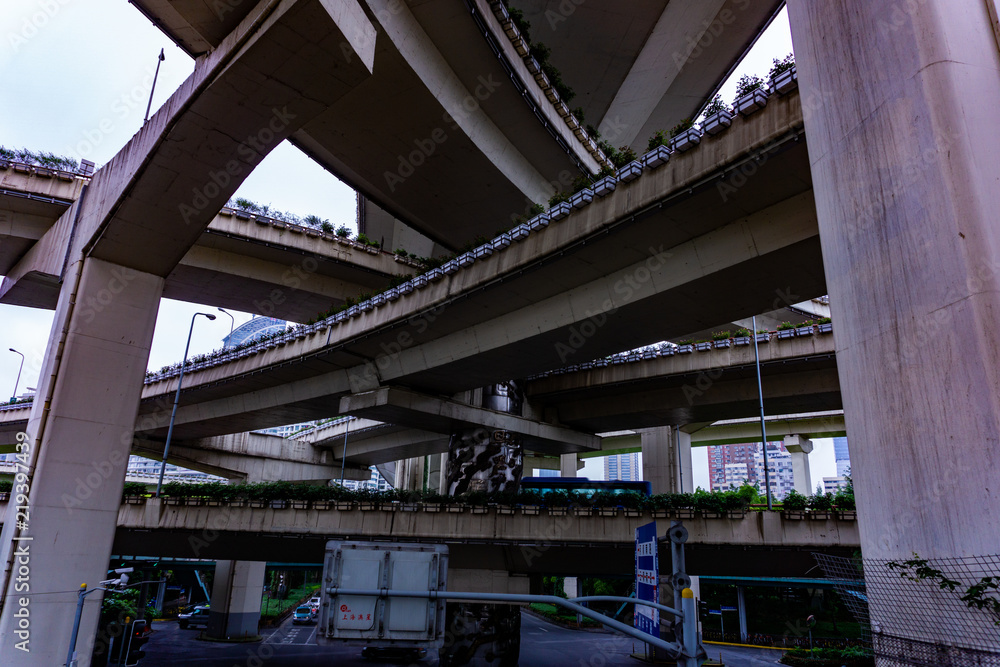 Autobahnen in Shanghai auf Brücken