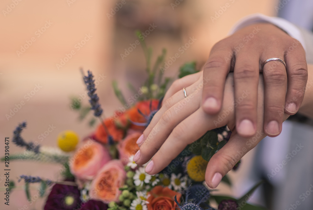 Comprometidos, enseñando sus anillos