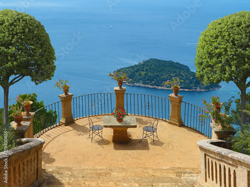 Urlaub am Mittelmeer auf einer alten Terrasse hoch über dem Meer mit Blick auf eine Insel photo