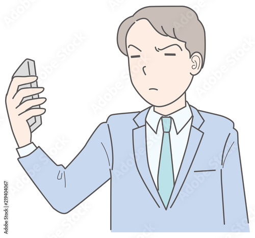 スマホを見るビジネスマン