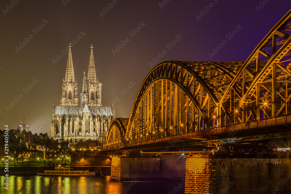 Fototapeta premium Kölner-Dom mit Hohenzollernbrücke