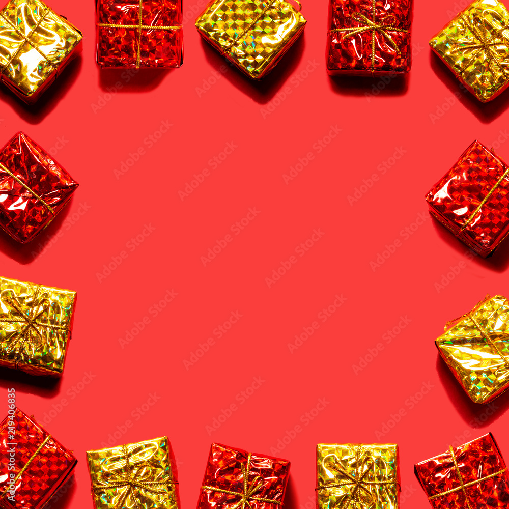 赤バックにゴールドとシルバーと赤のプレゼントを縁取りに置く
