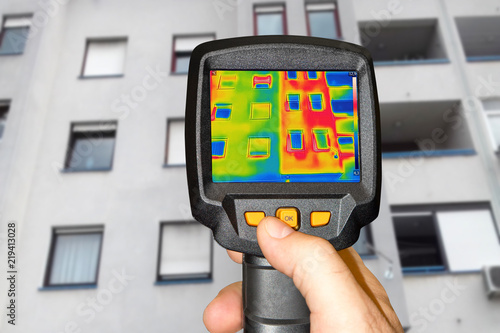 Foto Recording a residential building with a thermal camera