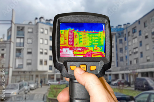Recording a residential building with a thermal camera