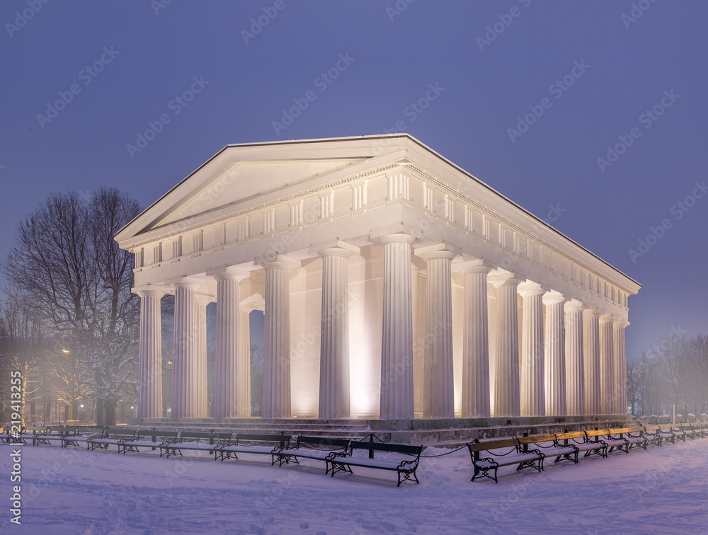 Fototapeta premium Theseus Tempel im Schnee Volksgarten