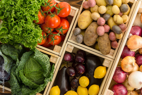 Fotografi Overhead view on crates containing vegetables