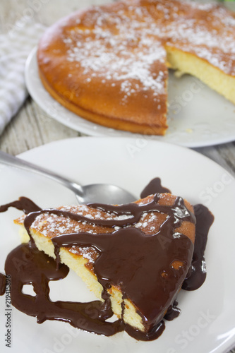 part de gâteau nappé de chocolat photo