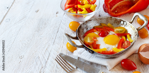 Fried egg with a bell pepper and tomatoes