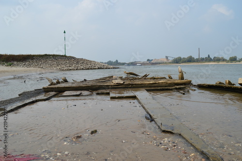 Blick auf den Rhein über das Wrack des 1895 untergegangenen Frachtschiffs "De Hoop" bei Hamminkeln (Deutschland)