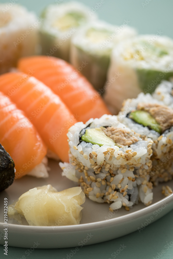 Lachs und Tunfisch Mix Sushi Platte mit Nigiri, Maki und Inside Out California Rollen Lachs und Tunfisch Mix Sushi Platte mit Nigiri, Maki und Inside Out California Rollen