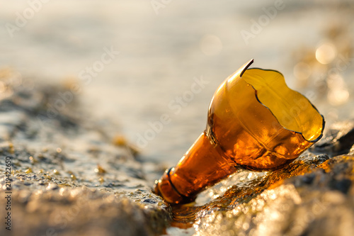 Canvas Print Broken bottle on the beach