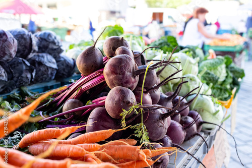 Obraz na plátně Beetroots, carrots, kohlrabi and red cabbage at market.