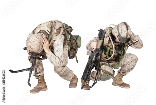 Foto Two army soldiers in camo uniform, armed with assault rifle and machine gun, cro