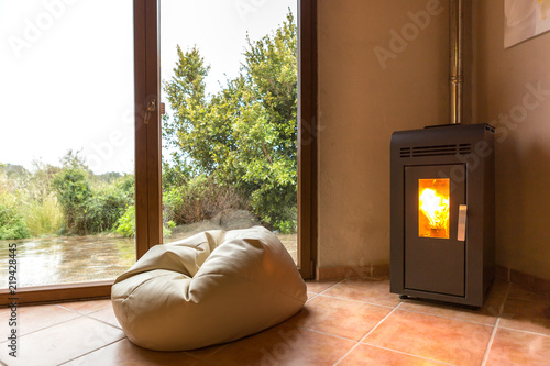 Leerer Raum mit einer Kuschelecke und einem flackernden Kamin