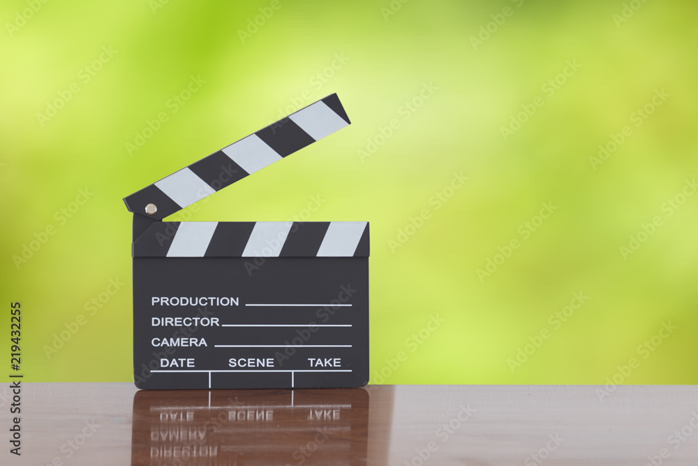 Obraz premium Clapper board on wooden table