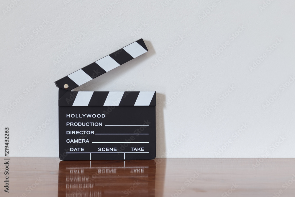 Obraz premium Clapper board on wooden table