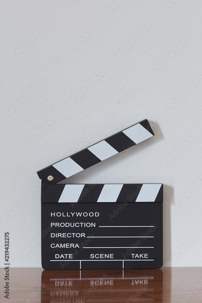 Obraz premium Clapper board on wooden table