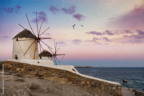 Die berühmten Windmühlen über der Stadt von Mykonos vor Sonnenaufgang, Griechenland
