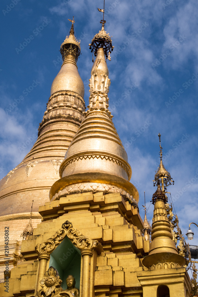 shwedagon golden pagoda