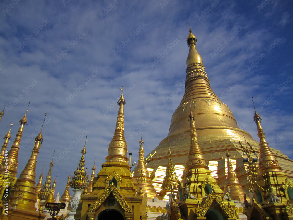 Naklejka premium shwedagon against blue sky
