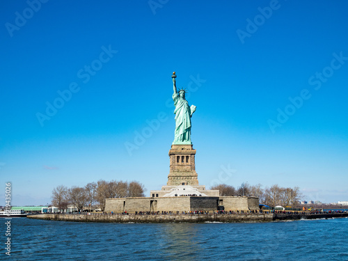 Statue of Liberty from Cruiser at Manhattan, New York City クルーザーから見た自由の女神 © 智大 永井