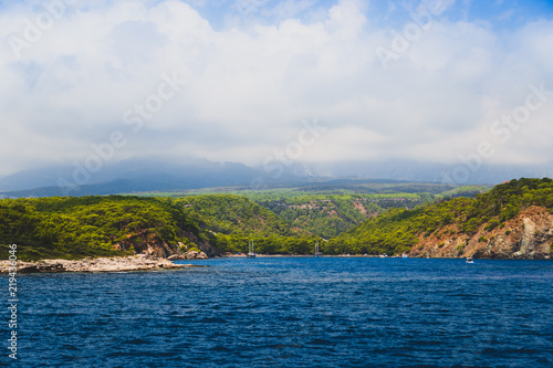 Глубокое синее море, зеленые острова. Турция. Лето