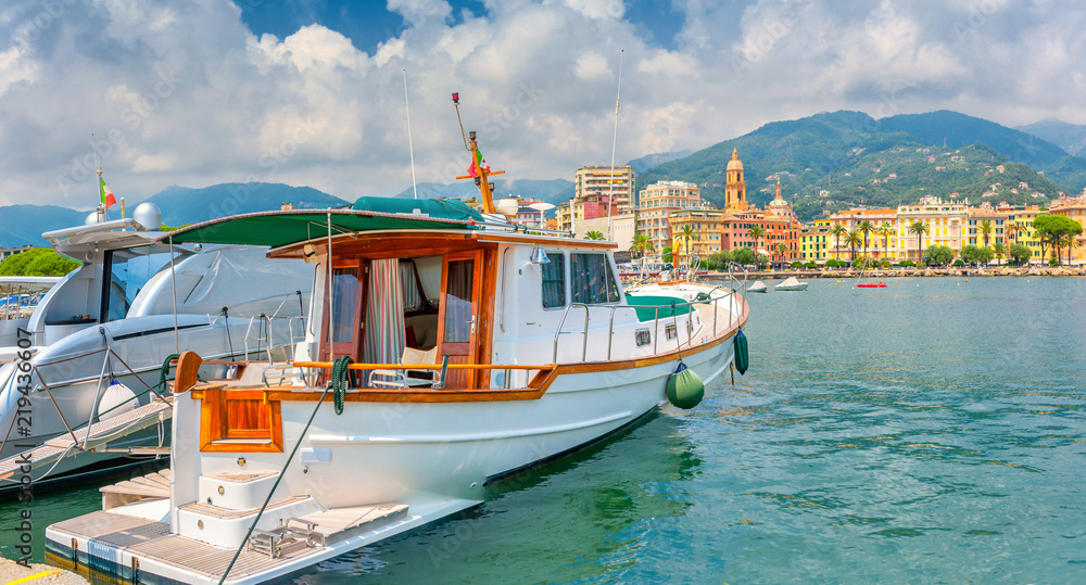 Obraz premium boats are in the harbor of the spa marina