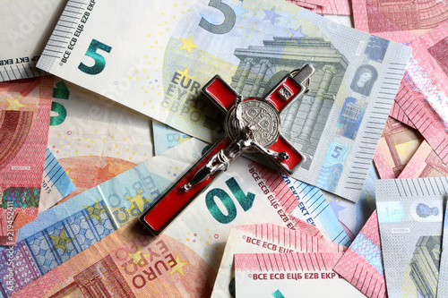 Fototapeta Crucifix sur des billets d'euros. / Crucifix on euro banknotes.