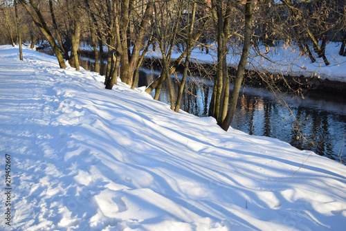 Фотография River in the park on a bright sunny day