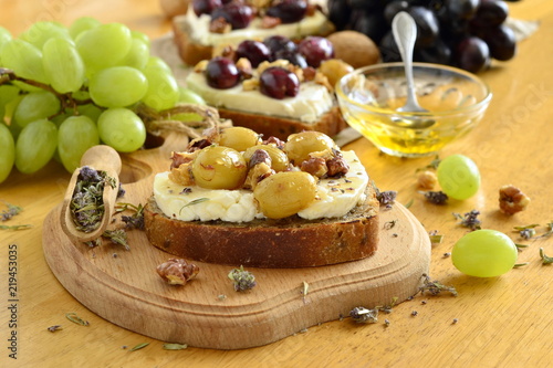 Crostini with roasted grapes, goat cheese, walnuts and honey