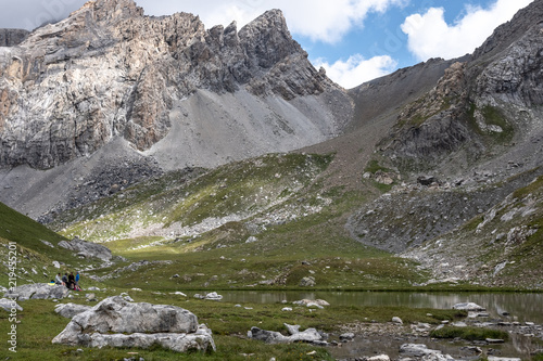 Photo de paysage panoraminque de haute montagne et de chemins de randonn  e dans les alpes