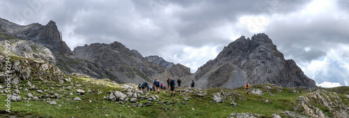 Photo de paysage panoraminque de haute montagne et de chemins de randonnée dans les alpes