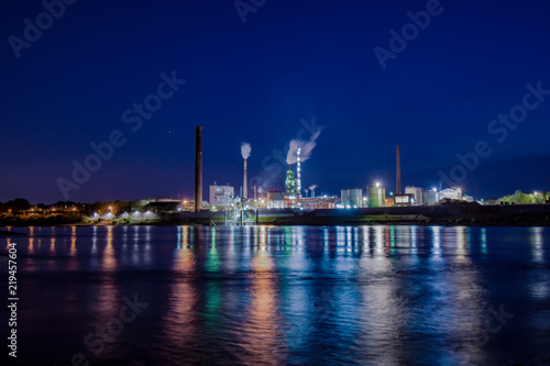 Industrieanlage bei Nacht