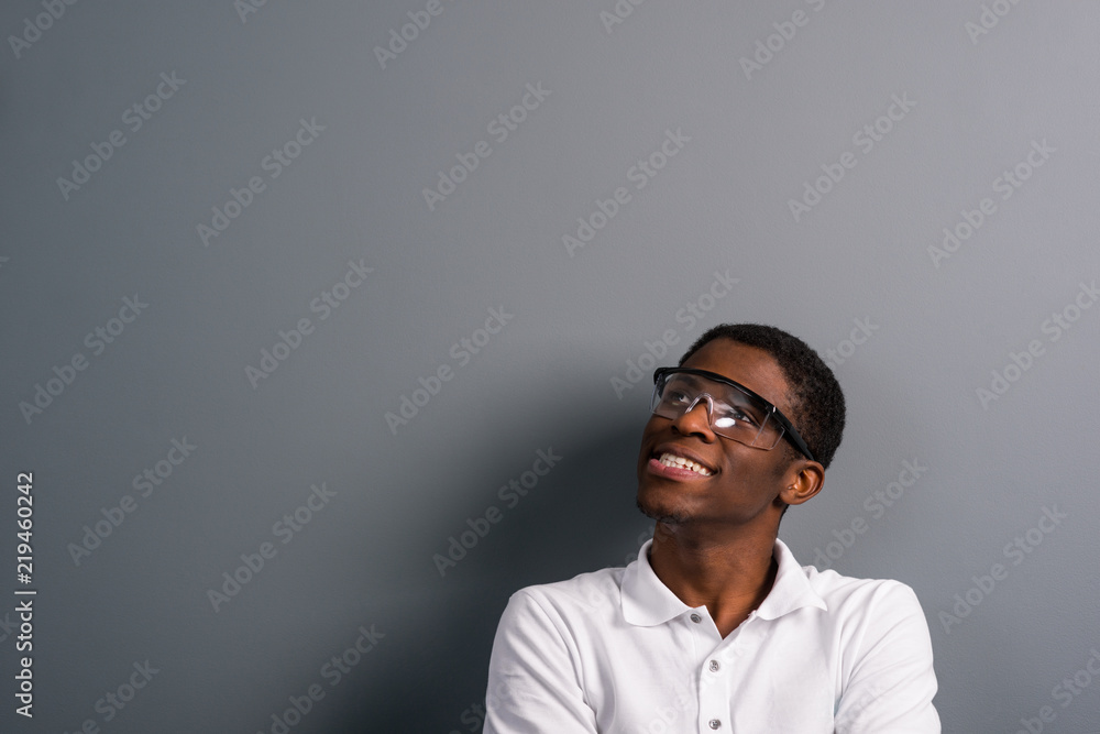 Obraz premium Man looking up