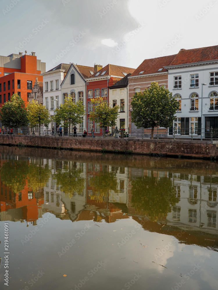 Obraz premium Historical houses reflected in the Dijle river at the old Haverwerf in the city center of Mechelen, Belgium