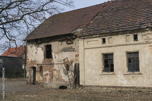 stary dom do remontu, podupadłe gospodarstwo, wierny pies pilnujący starego opuszczonego domu, restrukturyzacja rolnictwa