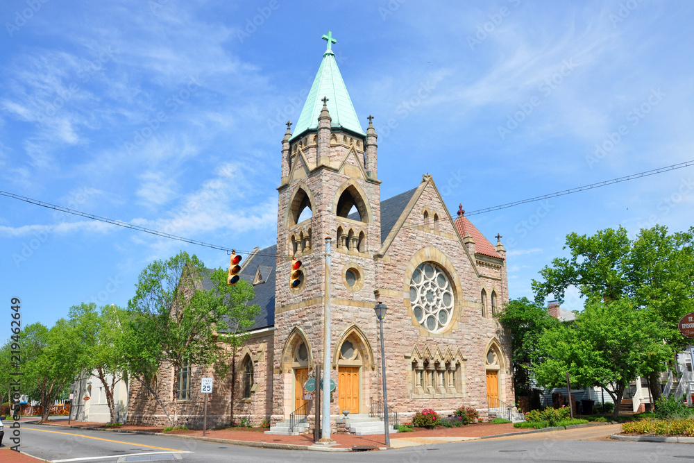 St. John's Episcopal Church in historical downtown Portsmouth, Virginia, USA. - obrazy, fototapety, plakaty 