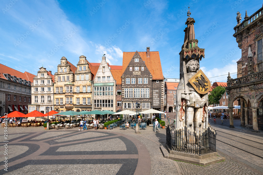 Historischer Marktplatz in Bremen mit Roland Statue - obrazy, fototapety, plakaty 