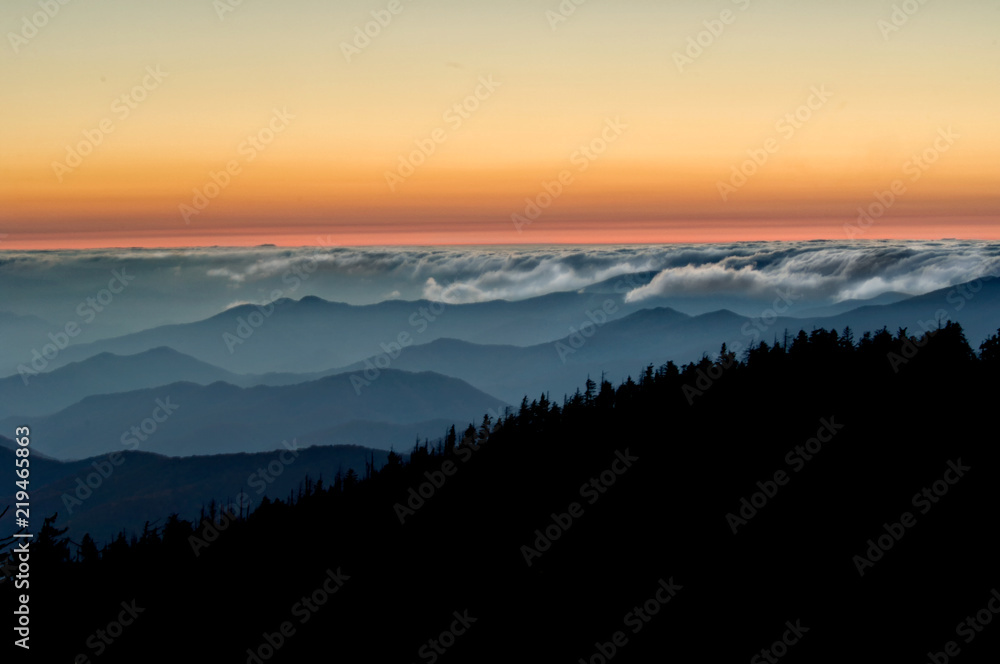 Obraz premium Fog rolls in below colorful sunset at Great Smoky Mountains National Park, Hwy 441, Clingmans Dome, Appalachian Mountains, North Carolina