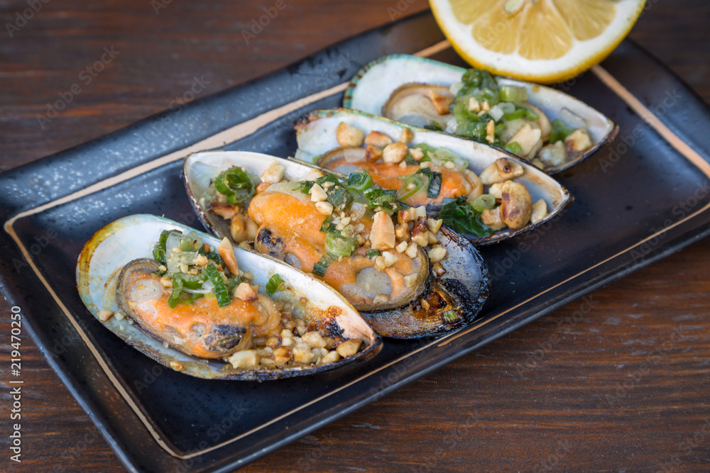 Grilled green mussels with peanuts and green onion Grilled green mussels with peanuts and green onion